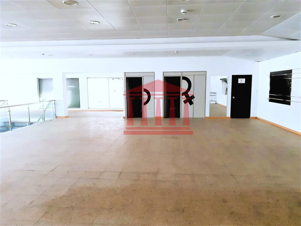 Loja para Arrendamento em Barcelinhos Foto 4