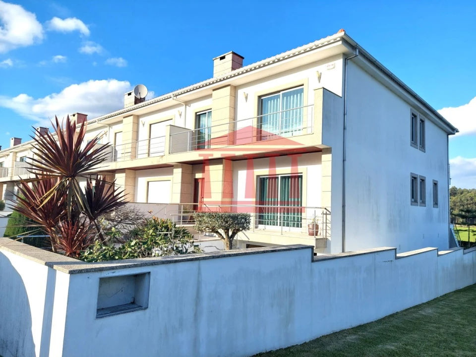 Moradia T4 para Venda em Carvalhas Foto 3