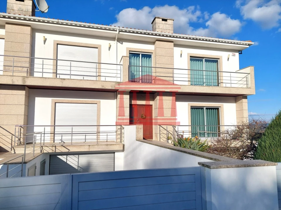 Moradia T4 para Venda em Carvalhas Foto 2