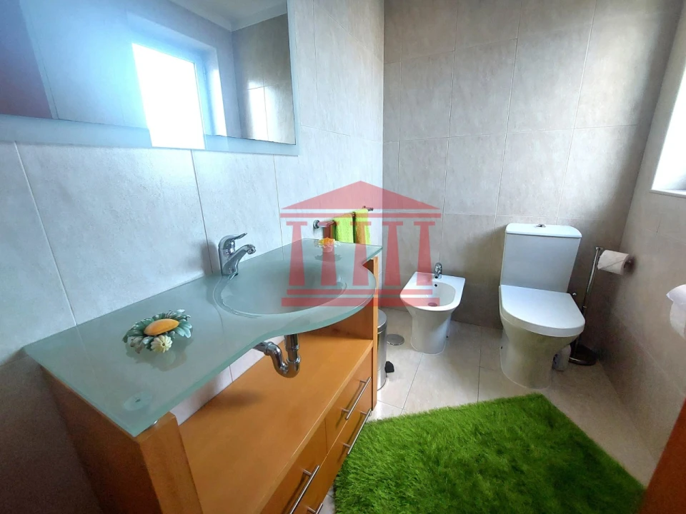 Moradia T4 para Venda em Carvalhas Foto 12