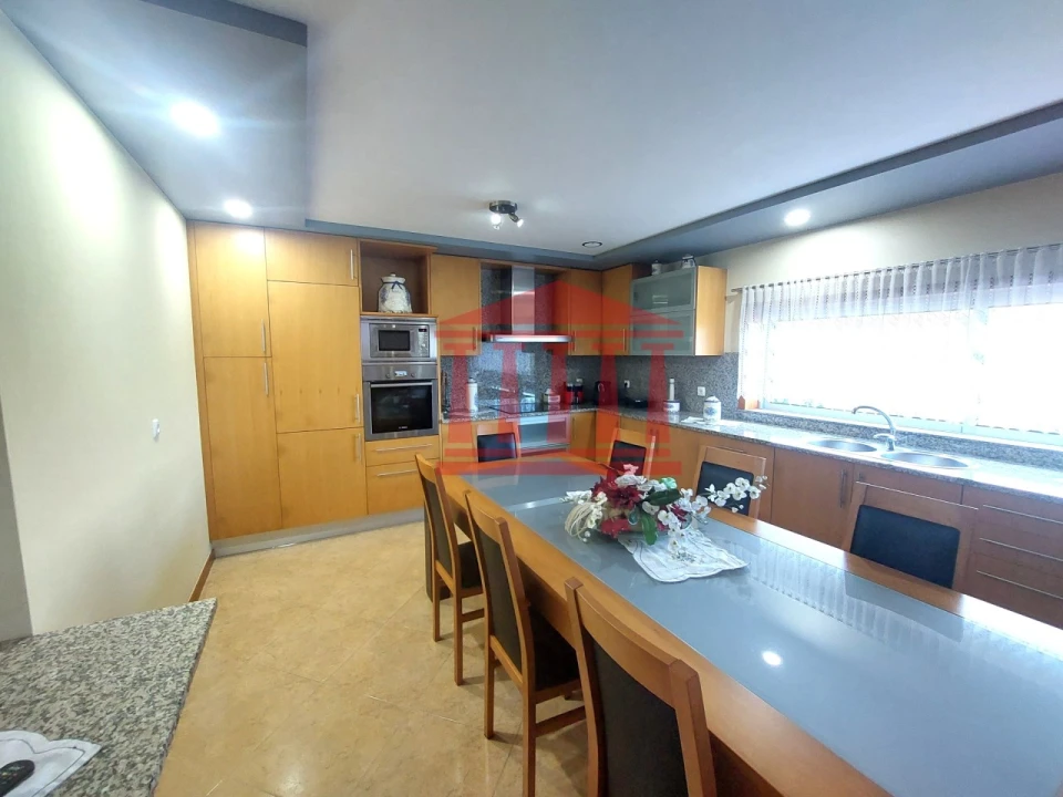 Moradia T4 para Venda em Carvalhas Foto 13