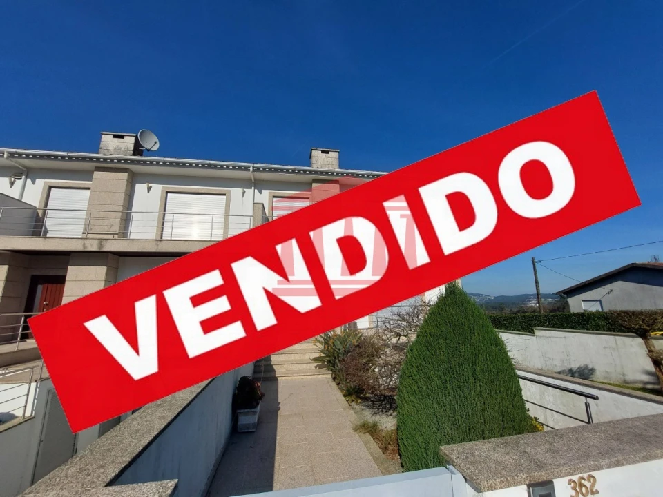Moradia T4 para Venda em Carvalhas Foto 1