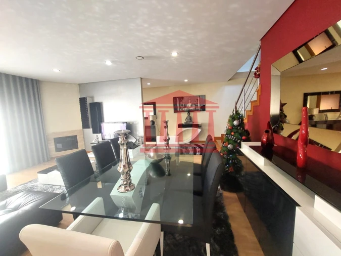 Moradia T4 para Venda em Carvalhas Foto 8