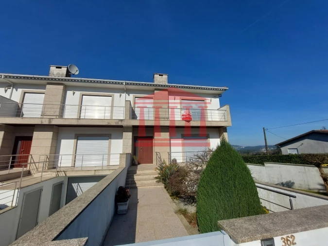 Moradia T4 para Venda em Carvalhas Foto 1