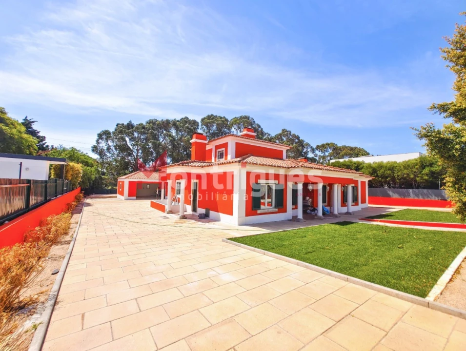 Moradia T4 para Venda em Santa Maria e São Miguel, São Martinho, São Pedro Penaferrim Foto 1