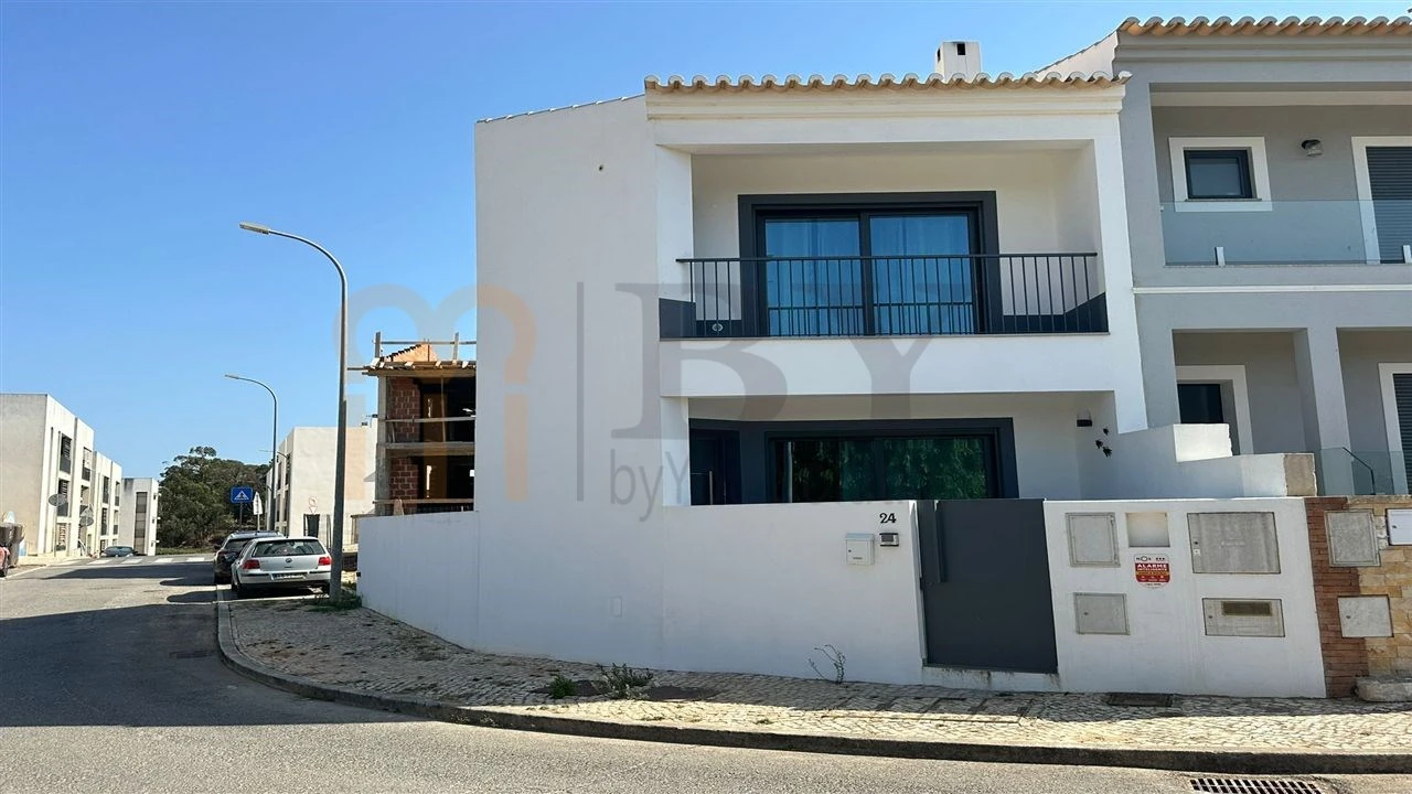 Moradia T4 para Venda em Odiaxere Foto 1