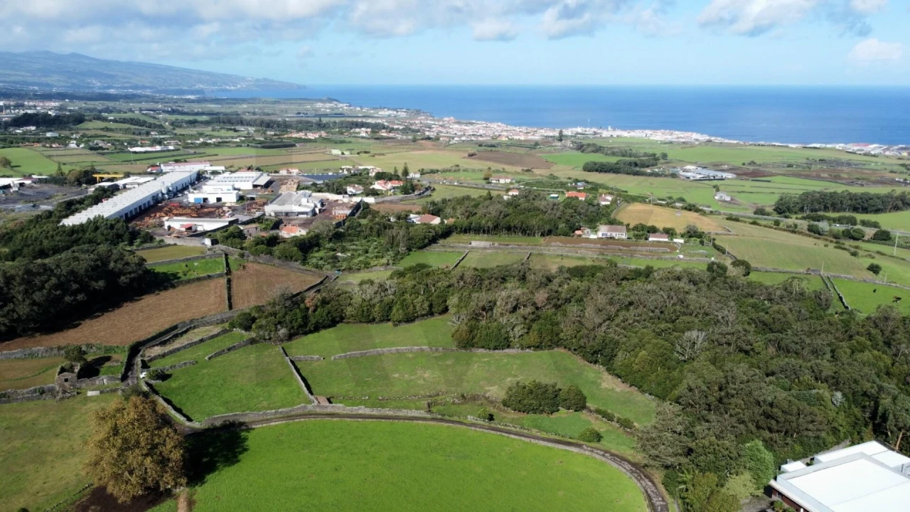 Terreno para Venda em Rabo de Peixe Foto 1