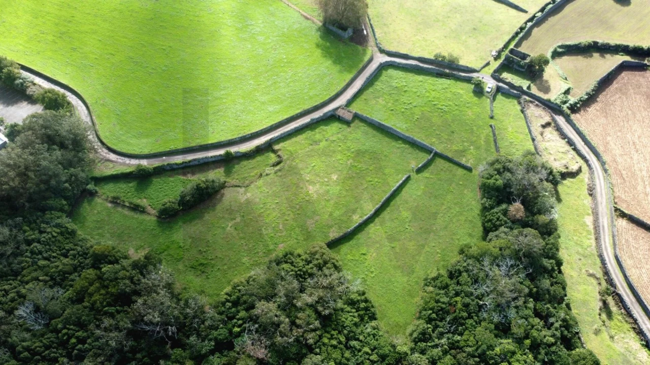 Terreno para Venda em Rabo de Peixe Foto 2