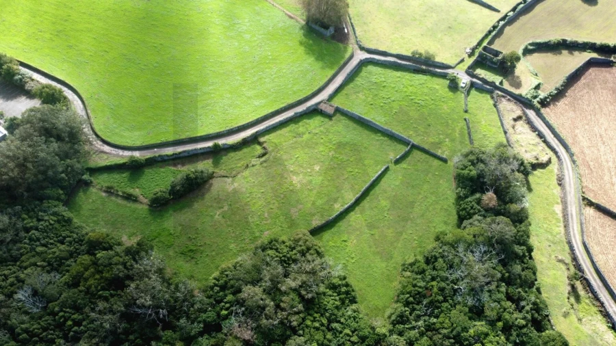 Terreno para Venda em Rabo de Peixe Foto 2