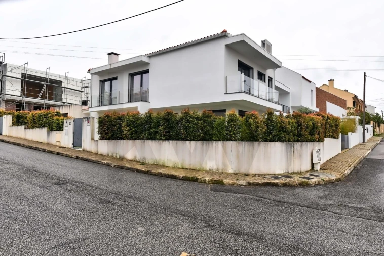 Moradia T3 para Venda em Porto Salvo Foto 34