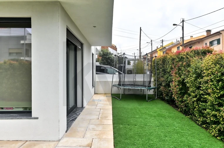 Moradia T3 para Venda em Porto Salvo Foto 30