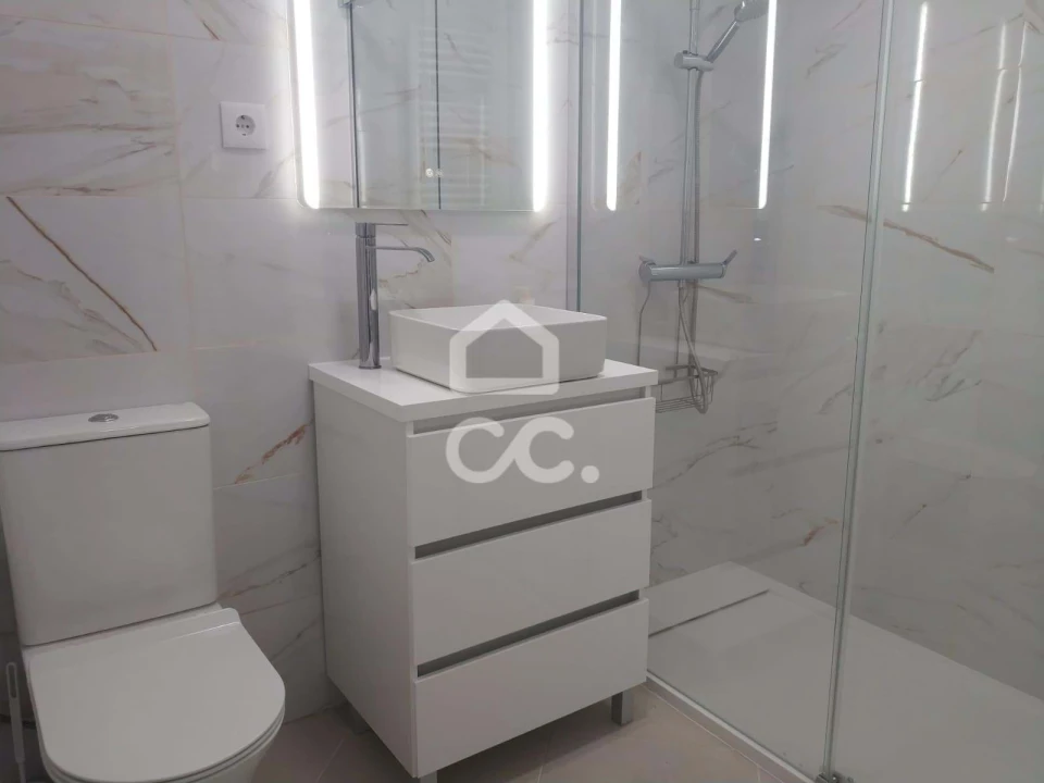Apartamento T2 para Arrendamento em Santo Antonio dos Olivais Foto 16