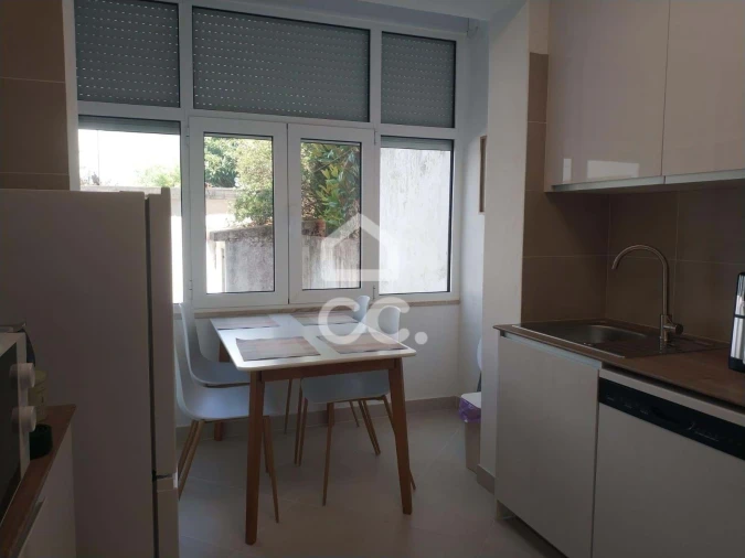 Apartamento T2 para Arrendamento em Santo Antonio dos Olivais Foto 2