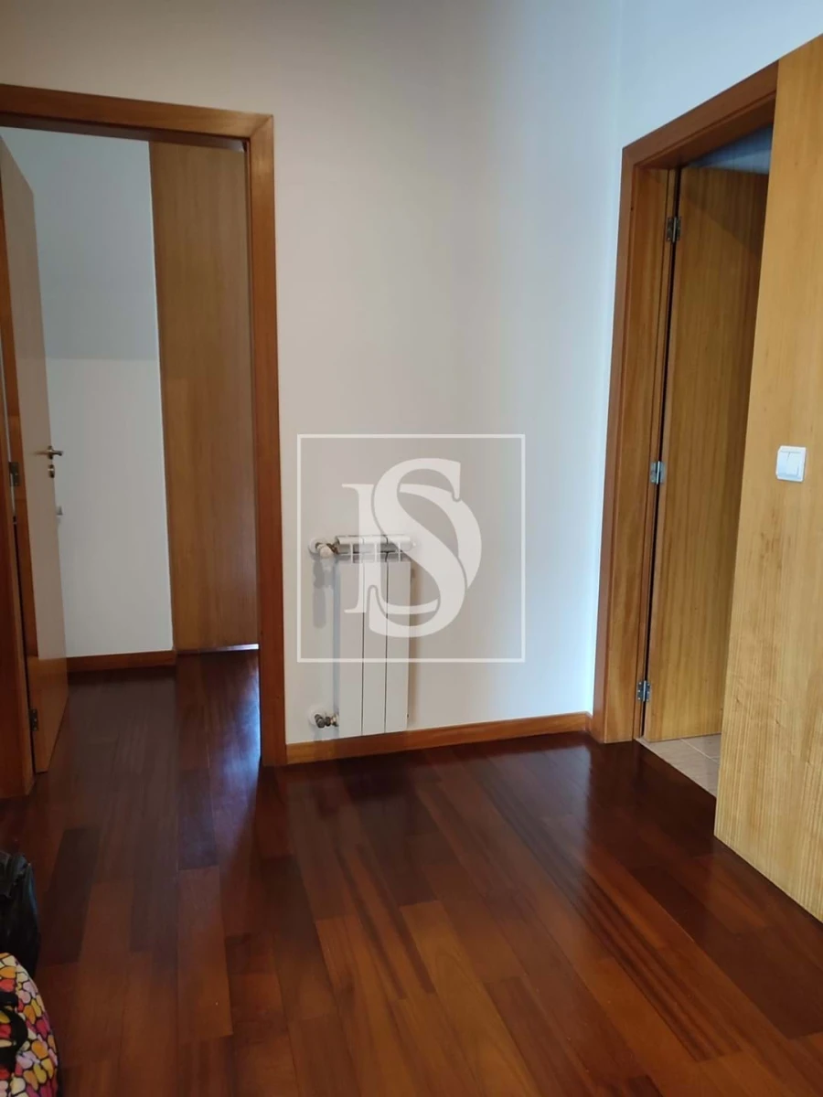 Apartamento T2 para Arrendamento em Creixomil Foto 5