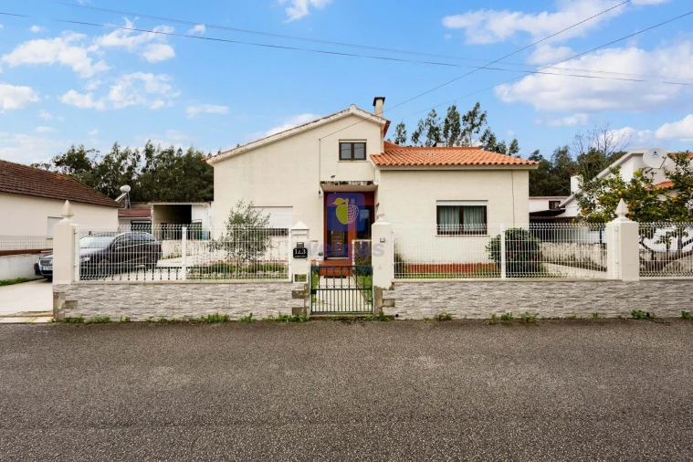 Moradia T3 para Venda em Olho Marinho Foto 1