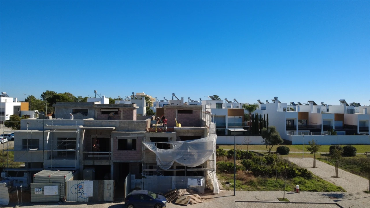 Moradia T3 para Venda em Quelfes Foto 15