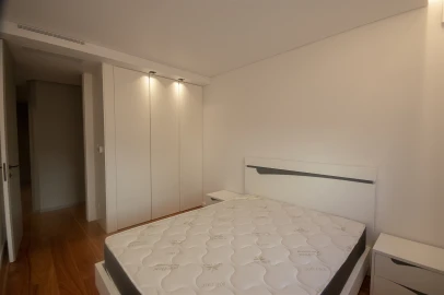 Apartamento T3 para Arrendamento em Aldoar, Foz do Douro e Nevogilde