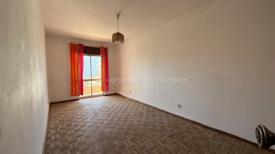 Apartamento T3 para Venda em Quelfes Foto 4