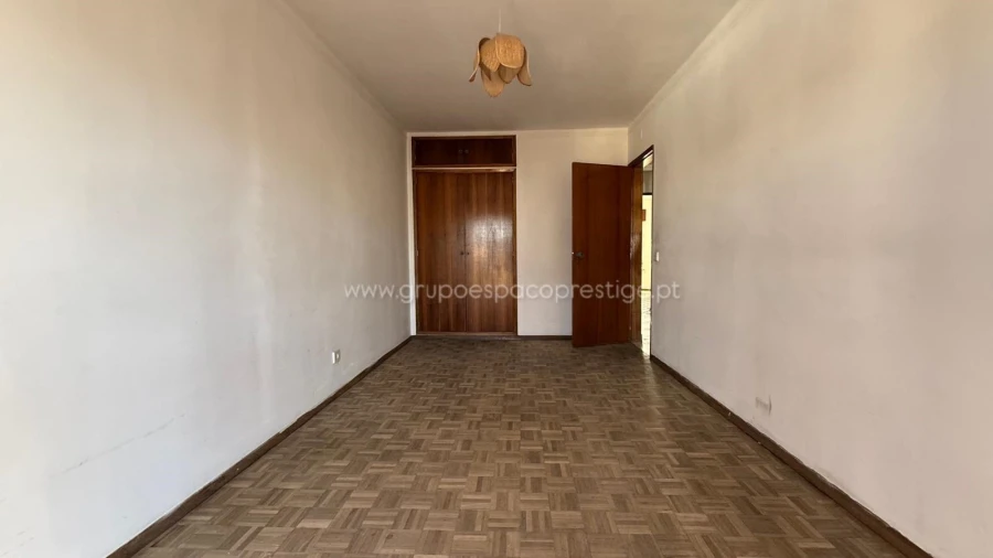 Apartamento T3 para Venda em Quelfes Foto 18