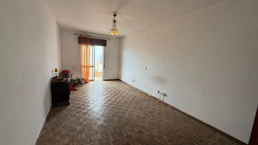 Apartamento T3 para Venda em Quelfes Foto 2