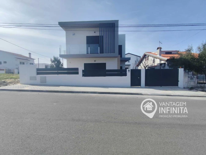 Moradia T4 para Venda em Fernao Ferro Foto 1