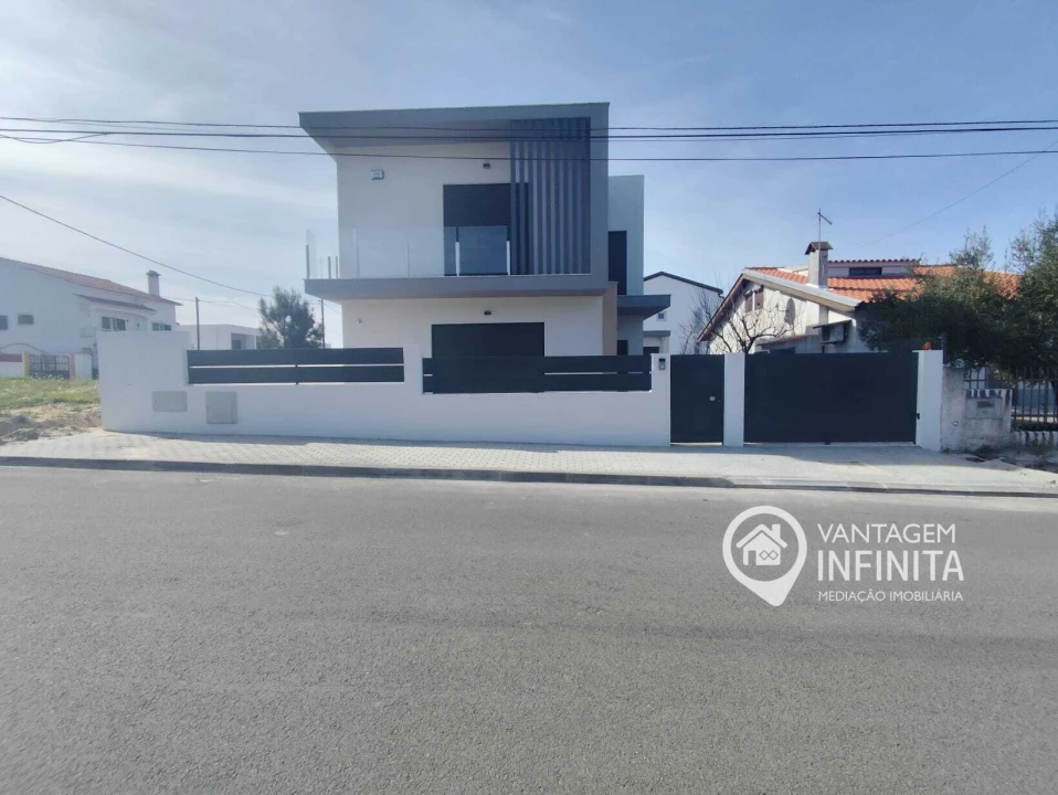 Moradia T4 para Venda em Fernao Ferro Foto 1