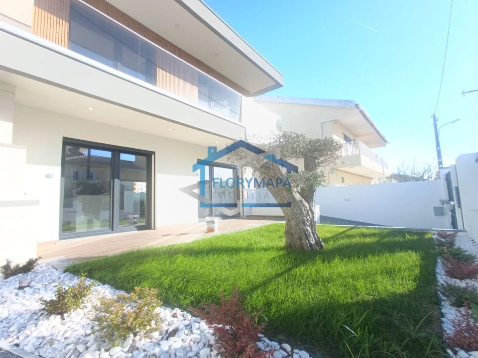 Moradia T4 para Venda em São Domingos de Rana Foto 26