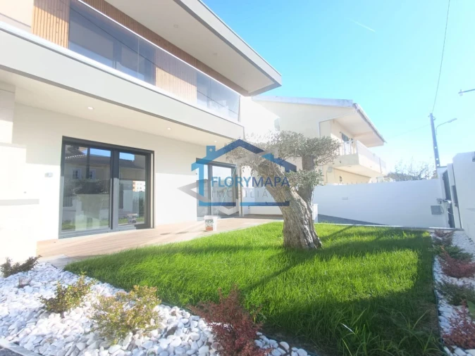 Moradia T4 para Venda em São Domingos de Rana Foto 26