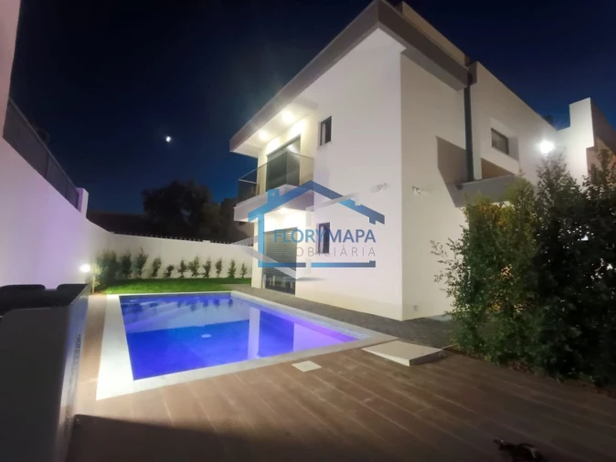 Moradia T4 para Venda em São Domingos de Rana Foto 1