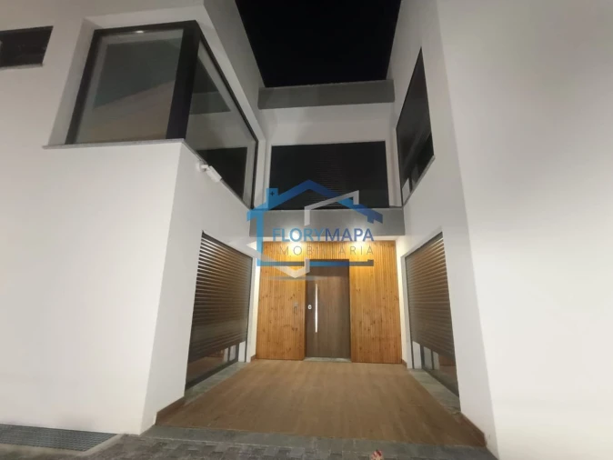 Moradia T4 para Venda em São Domingos de Rana Foto 6