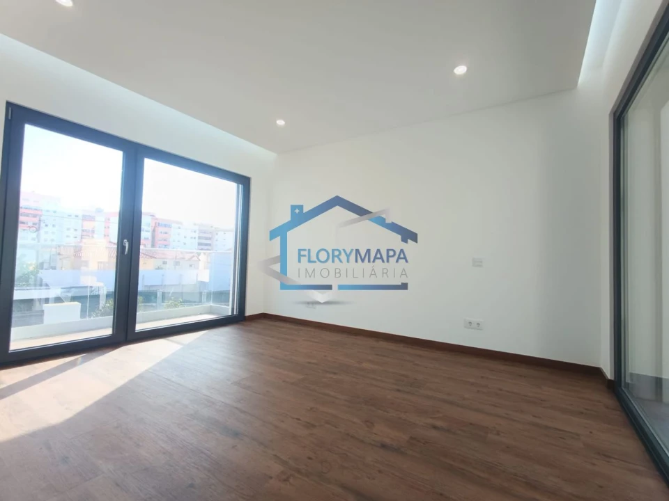 Moradia T4 para Venda em São Domingos de Rana Foto 45