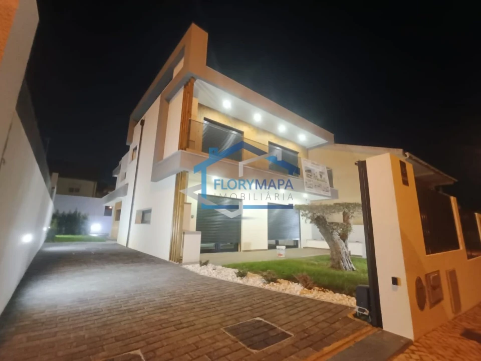 Moradia T4 para Venda em São Domingos de Rana Foto 14