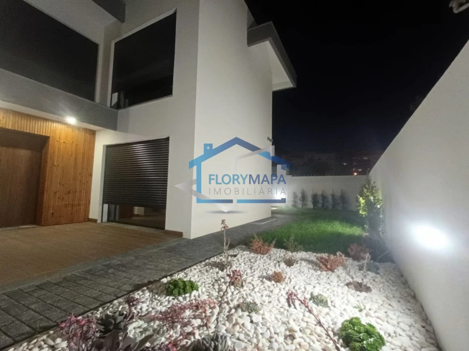 Moradia T4 para Venda em São Domingos de Rana Foto 10