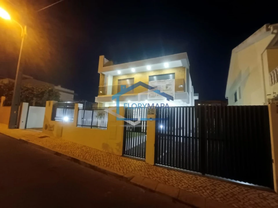 Moradia T4 para Venda em São Domingos de Rana Foto 11