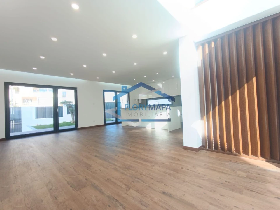 Moradia T4 para Venda em São Domingos de Rana Foto 34