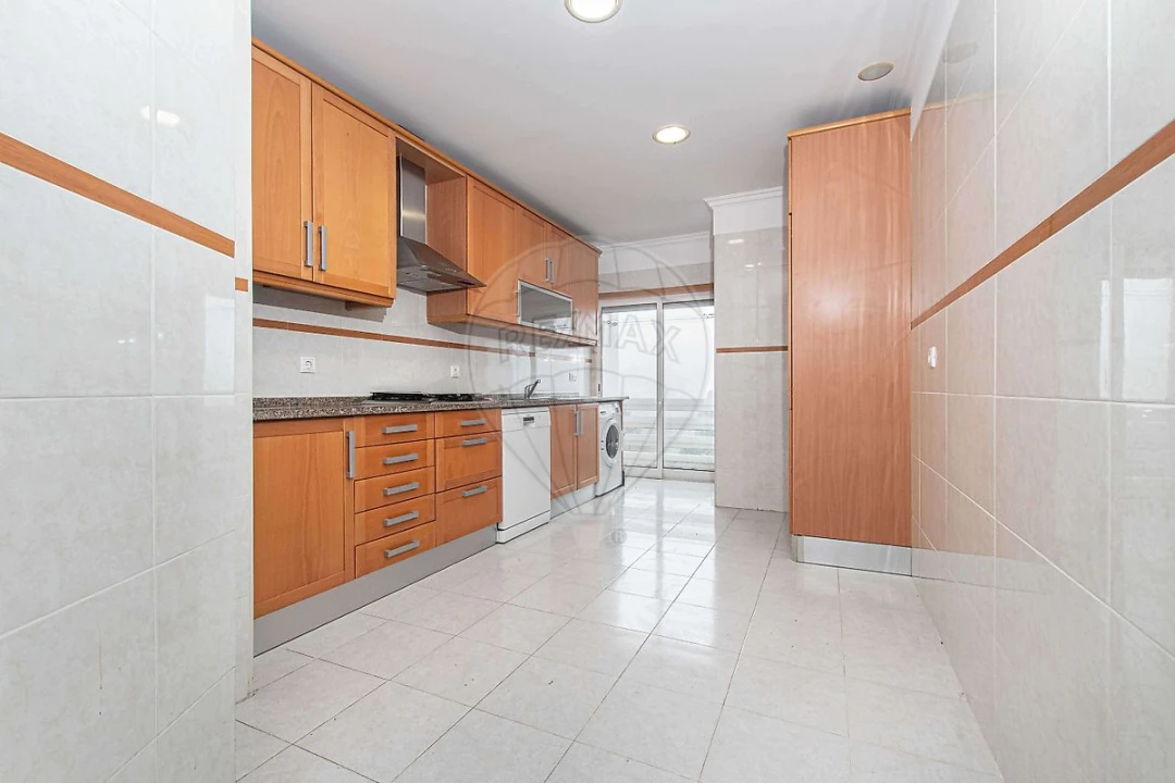 Apartamento T2 para Arrendamento em Mina de Água Foto 13