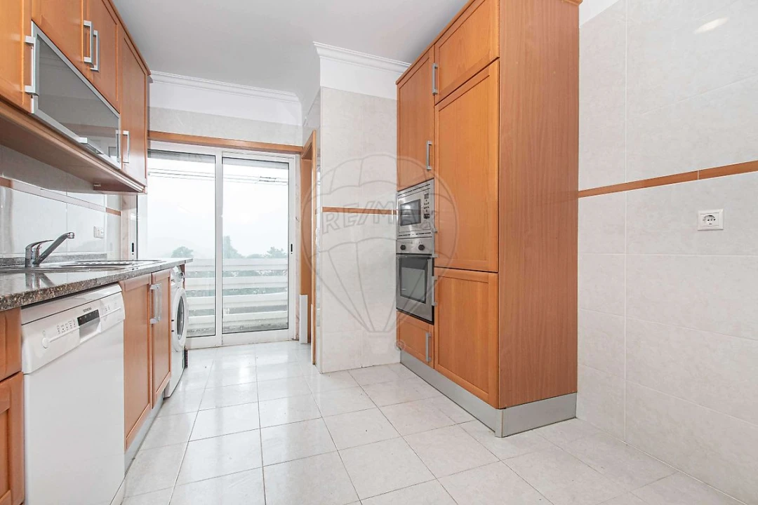 Apartamento T2 para Arrendamento em Mina de Água Foto 15