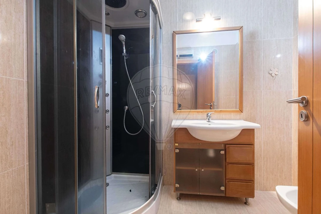 Apartamento T2 para Arrendamento em Mina de Água Foto 7