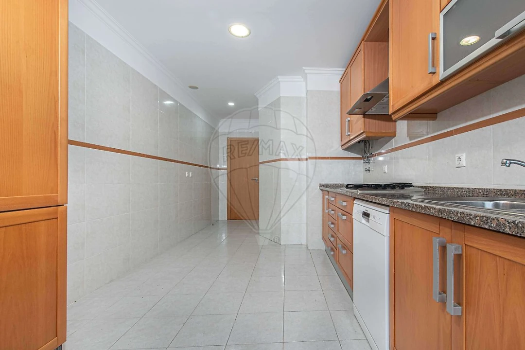 Apartamento T2 para Arrendamento em Mina de Água Foto 16