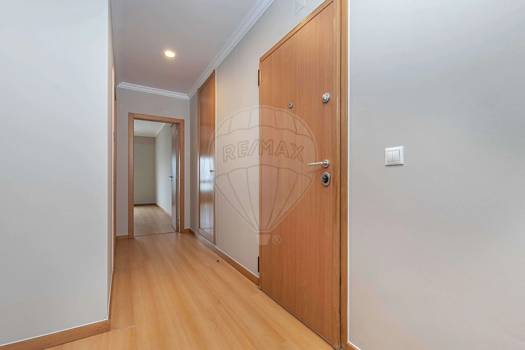 Apartamento T2 para Arrendamento em Mina de Água Foto 11