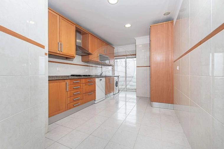 Apartamento T2 para Arrendamento em Mina de Água Foto 13