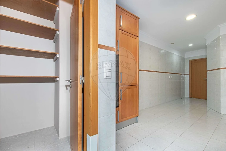 Apartamento T2 para Arrendamento em Mina de Água Foto 17