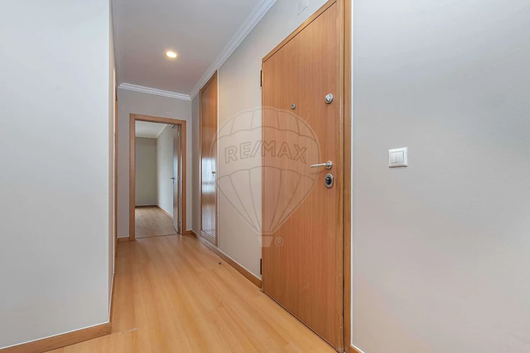 Apartamento T2 para Arrendamento em Mina de Água Foto 11