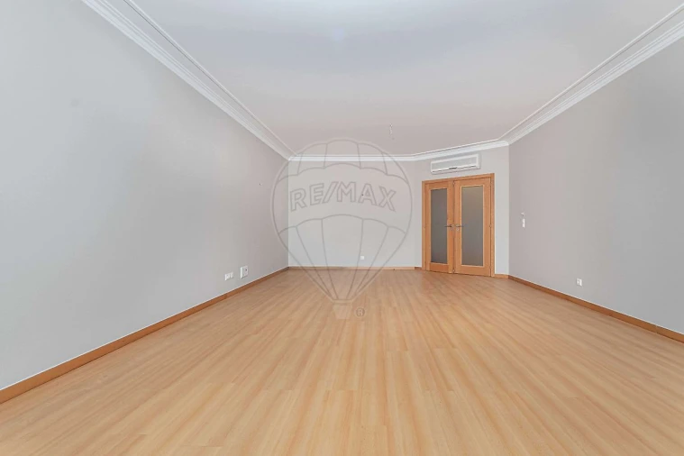 Apartamento T2 para Arrendamento em Mina de Água Foto 21