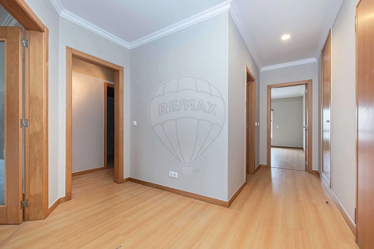 Apartamento T2 para Arrendamento em Mina de Água Foto 12