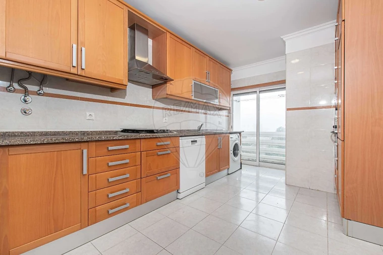 Apartamento T2 para Arrendamento em Mina de Água Foto 14