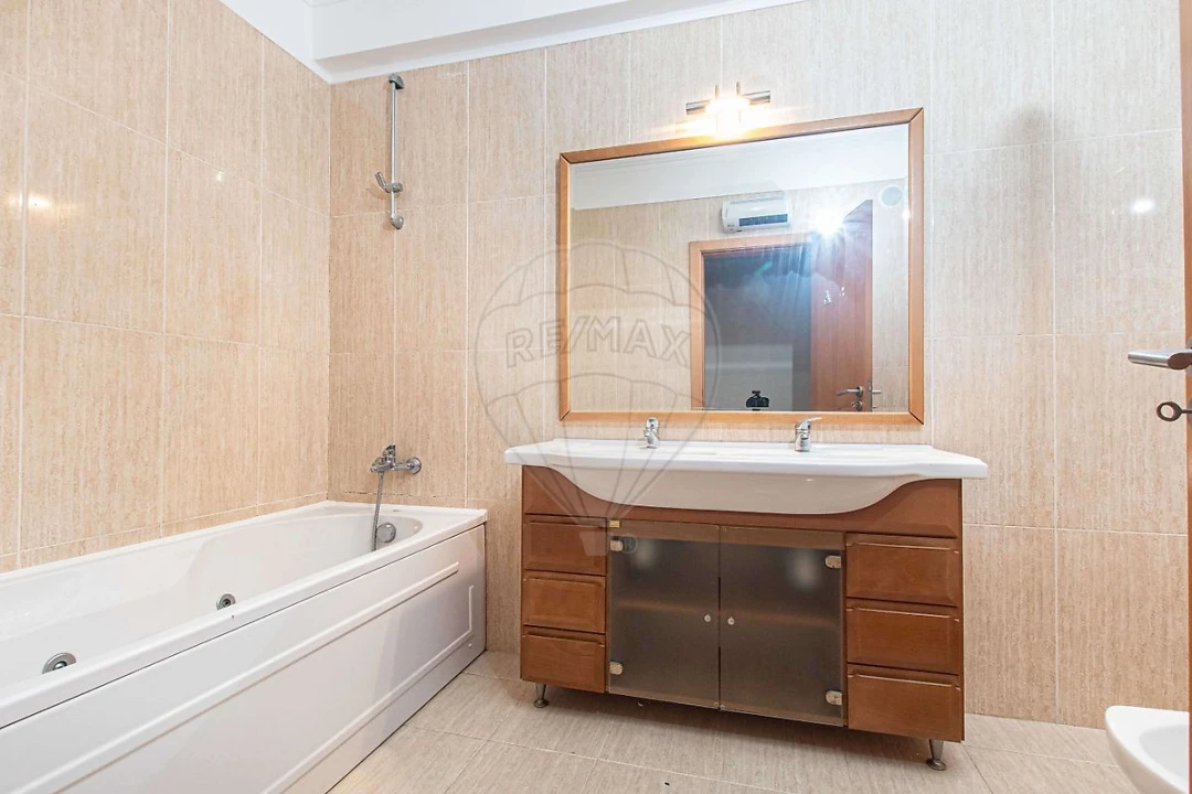 Apartamento T2 para Arrendamento em Mina de Água Foto 5