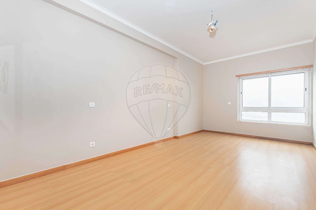 Apartamento T2 para Arrendamento em Mina de Água Foto 3