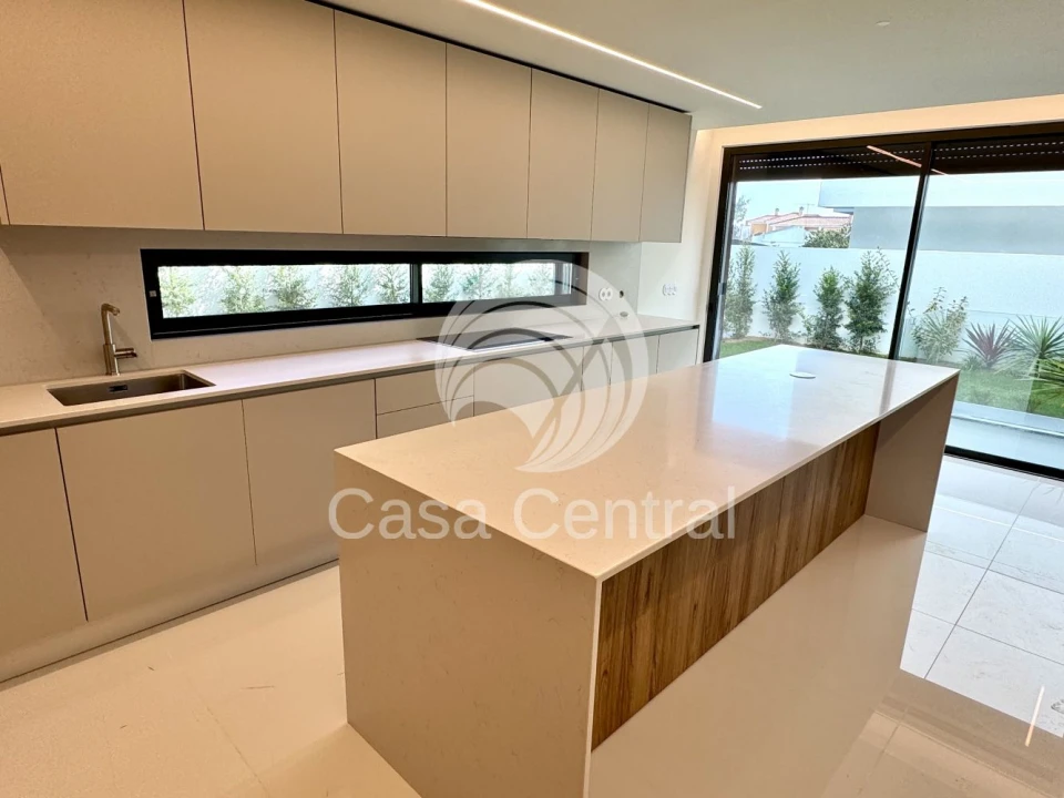 Moradia T4 para Venda em Alcabideche Foto 8