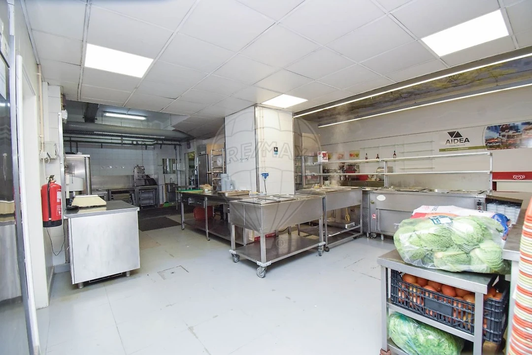 Loja para Arrendamento em Santo António Foto 9